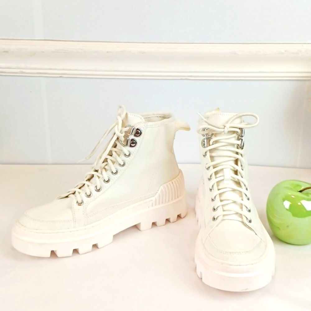 Gianni Bini women's white lace-up chunky lug sole combat bootie size 9